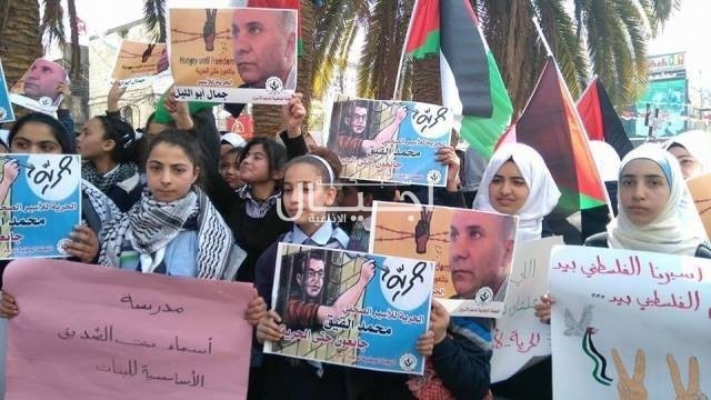 بالصور| نابلس: طلبة المدارس يشاركون بوقفة نصرة للأسرى المضربين